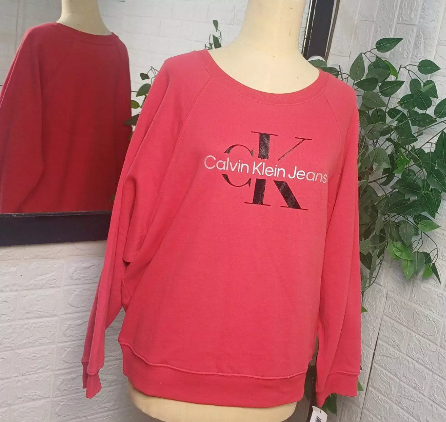 Calvin Klein sweatshirt color (red)