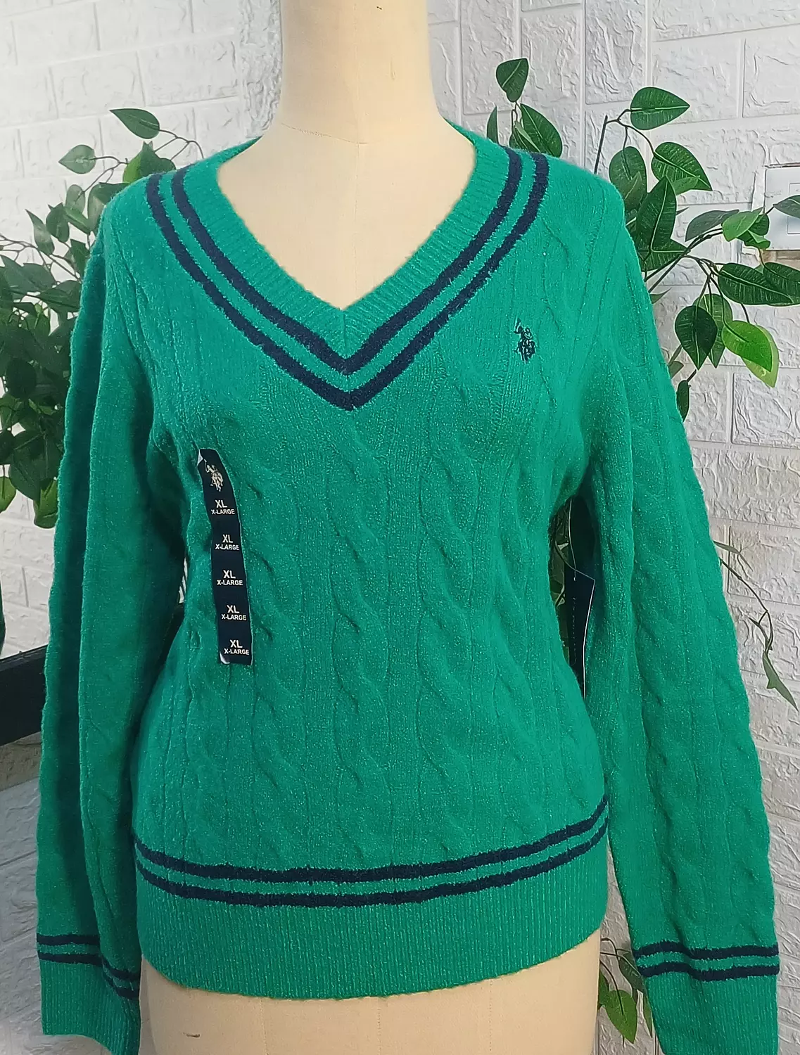 Classic Cable-Knit V-neck sweater Vibrant Kelly Green