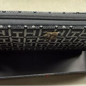Tommy Hilfiger Women’s zip around wallet
