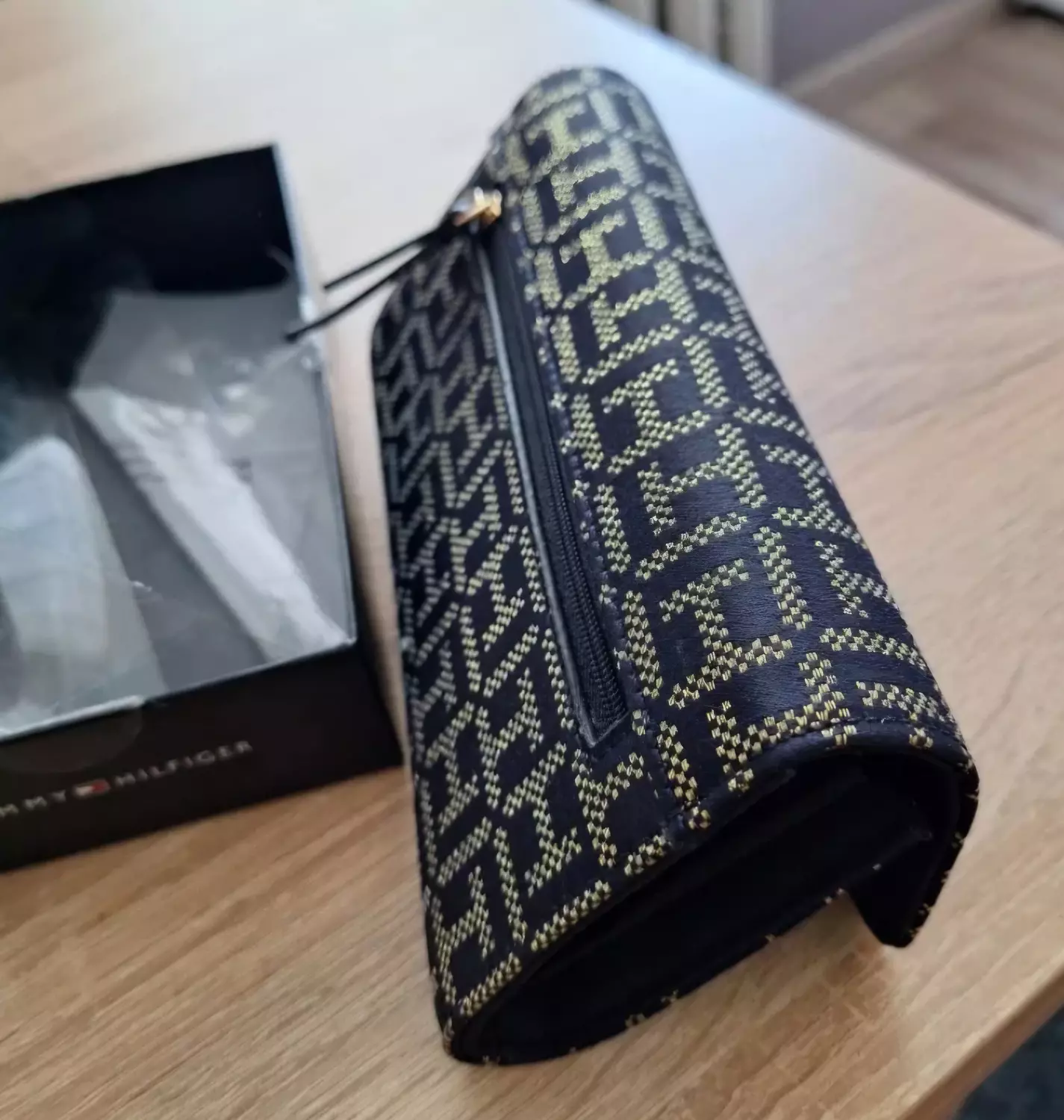 A sleek envelope _style clutch or long wallet - Image 2