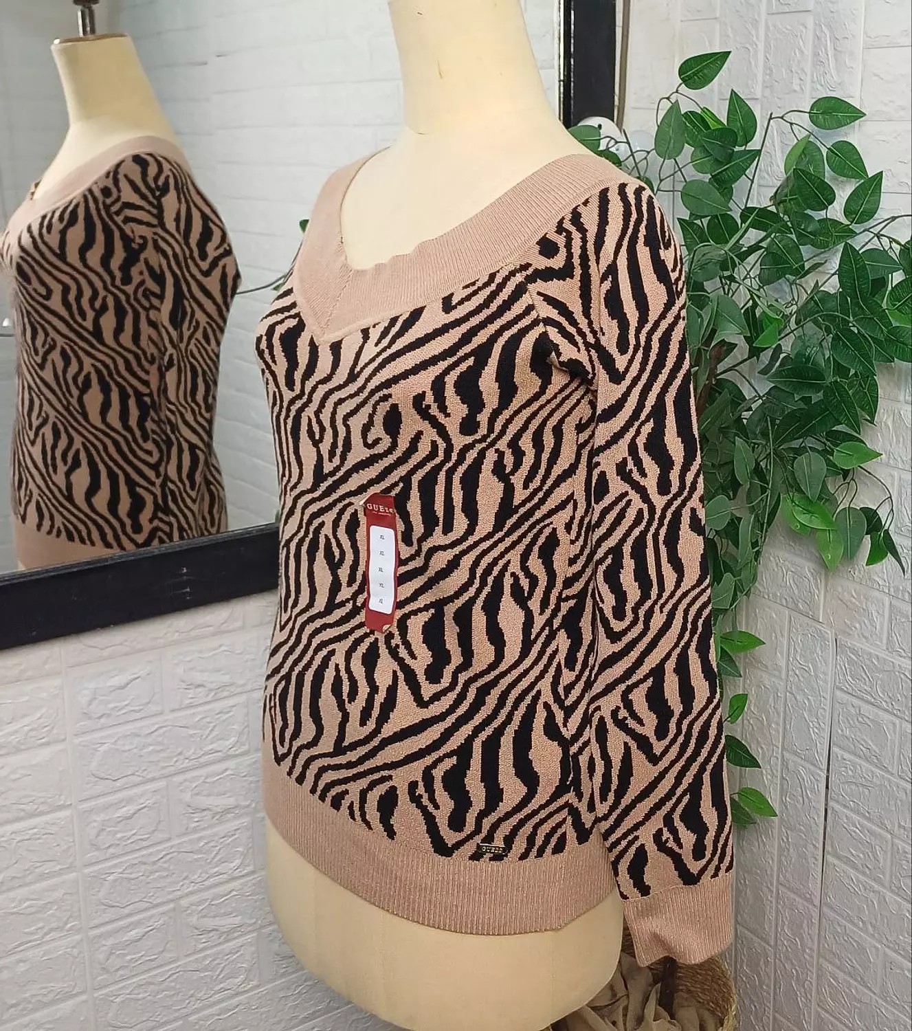 Pullover GUESS A classic black and beige tan V-neckline - Image 2