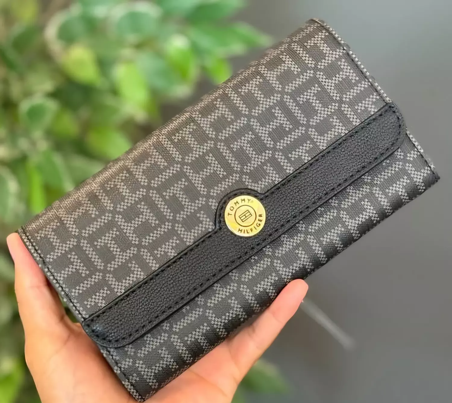 A classic continental-style long wallet - Image 2