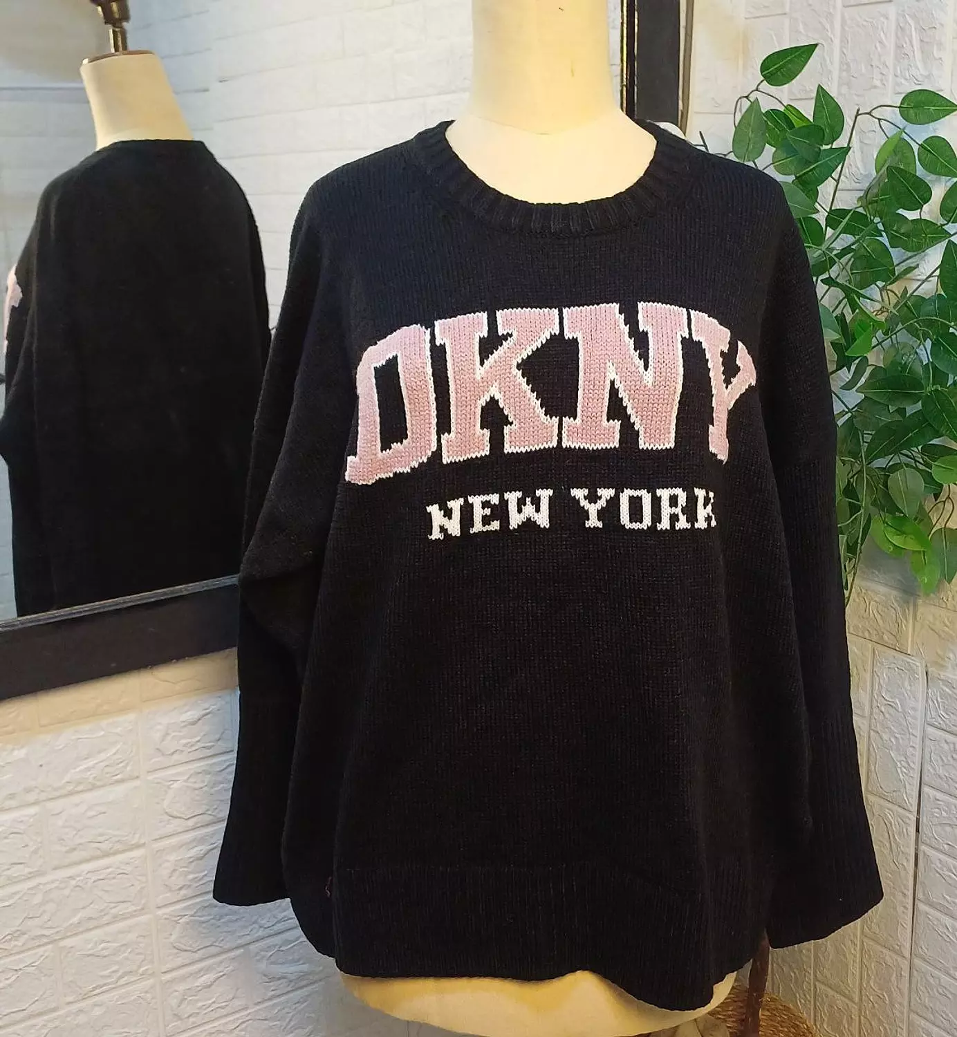 Dkny pullover Classic Black Oversized logo in dusty pink - Image 3