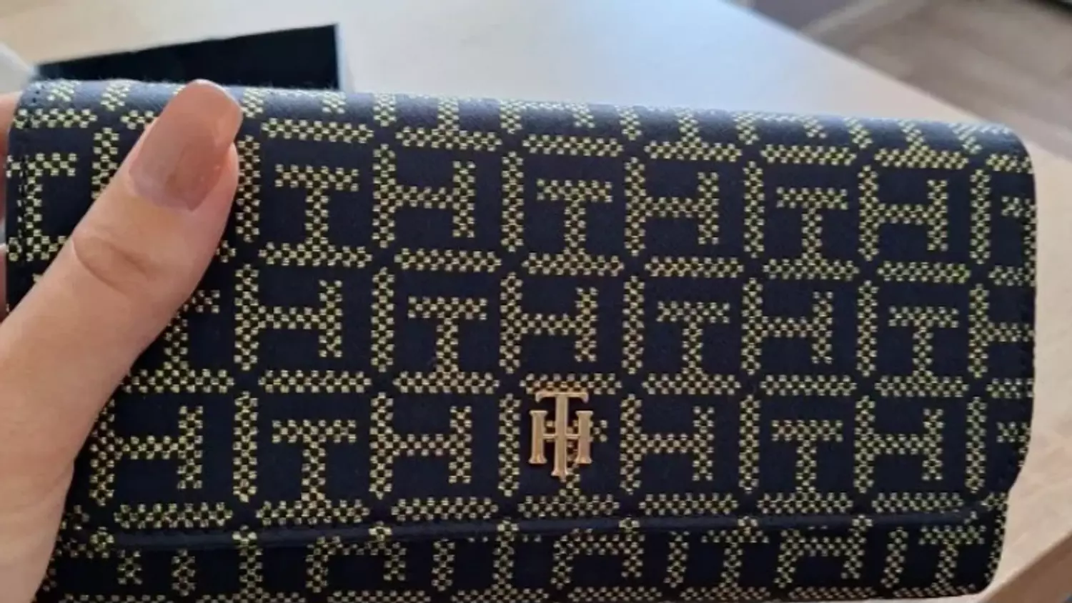 A sleek envelope _style clutch or long wallet - Image 3