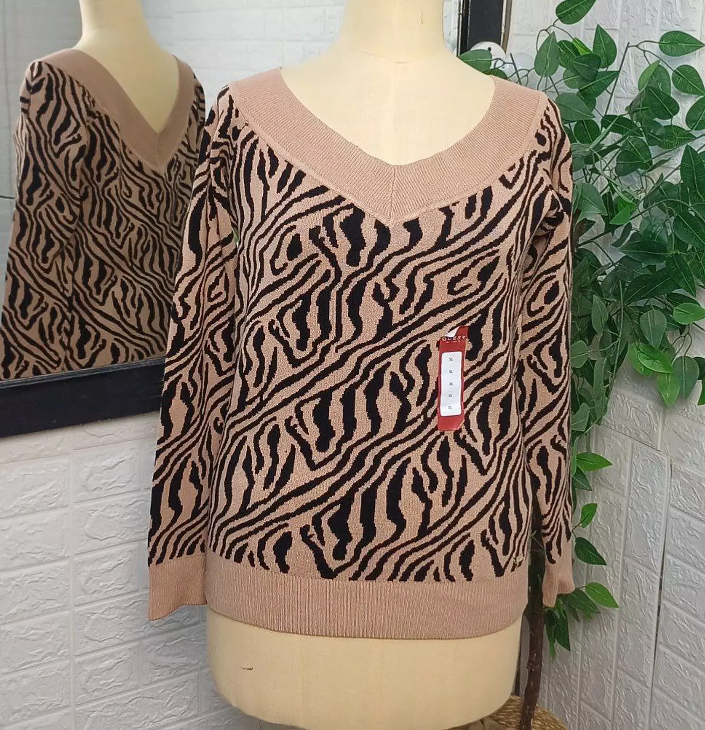 Pullover GUESS A classic black and beige tan V-neckline - Image 3