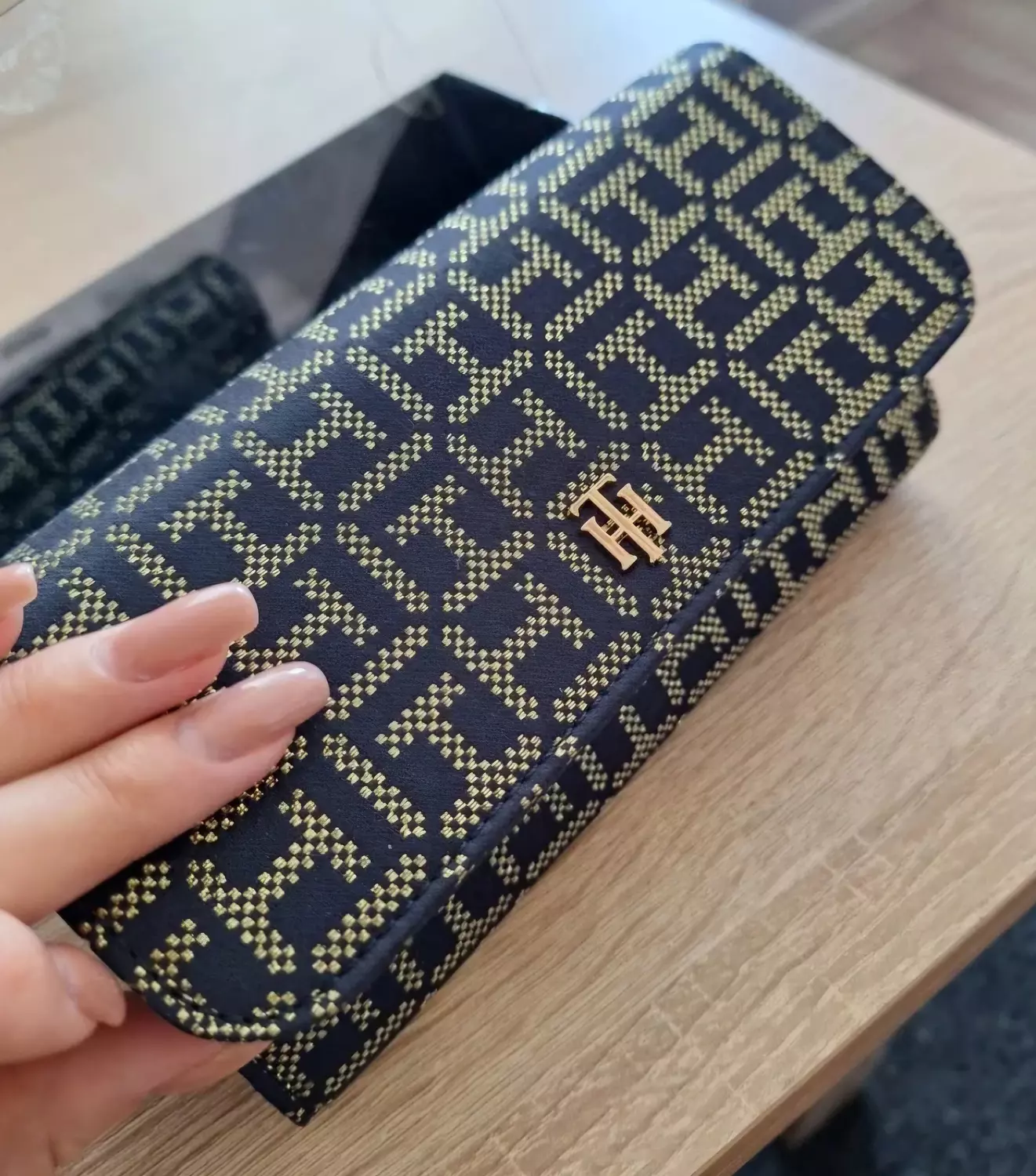 A sleek envelope _style clutch or long wallet - Image 4